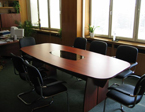 Овальный стол для комнаты переговоров